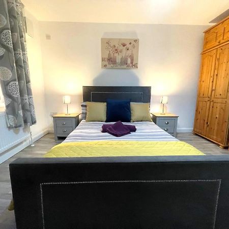 Deluxe 1-Bedroom Serviced Apartment Sleeps 4 For Short Or Long Stay Gillingham  Exterior foto