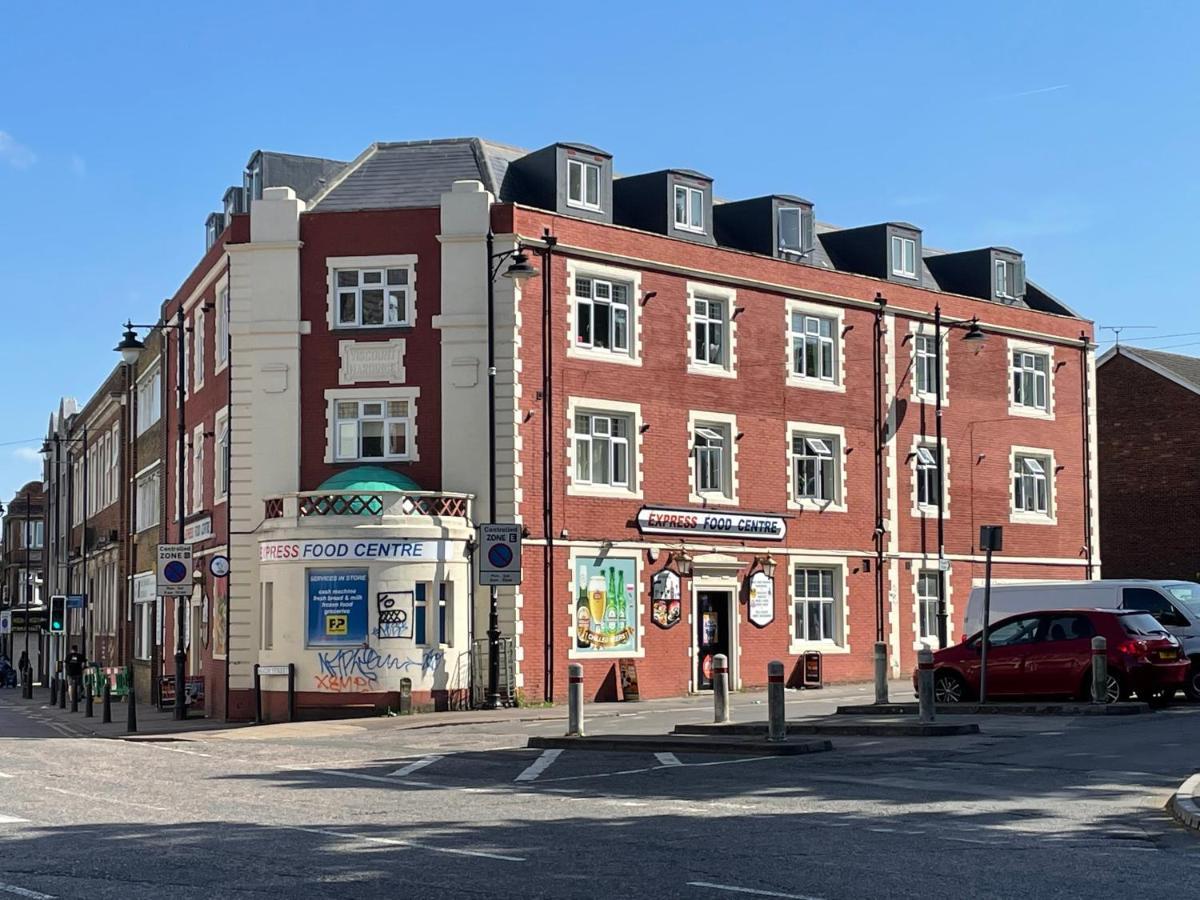 Deluxe 1-Bedroom Serviced Apartment Sleeps 4 For Short Or Long Stay Gillingham  Exterior foto