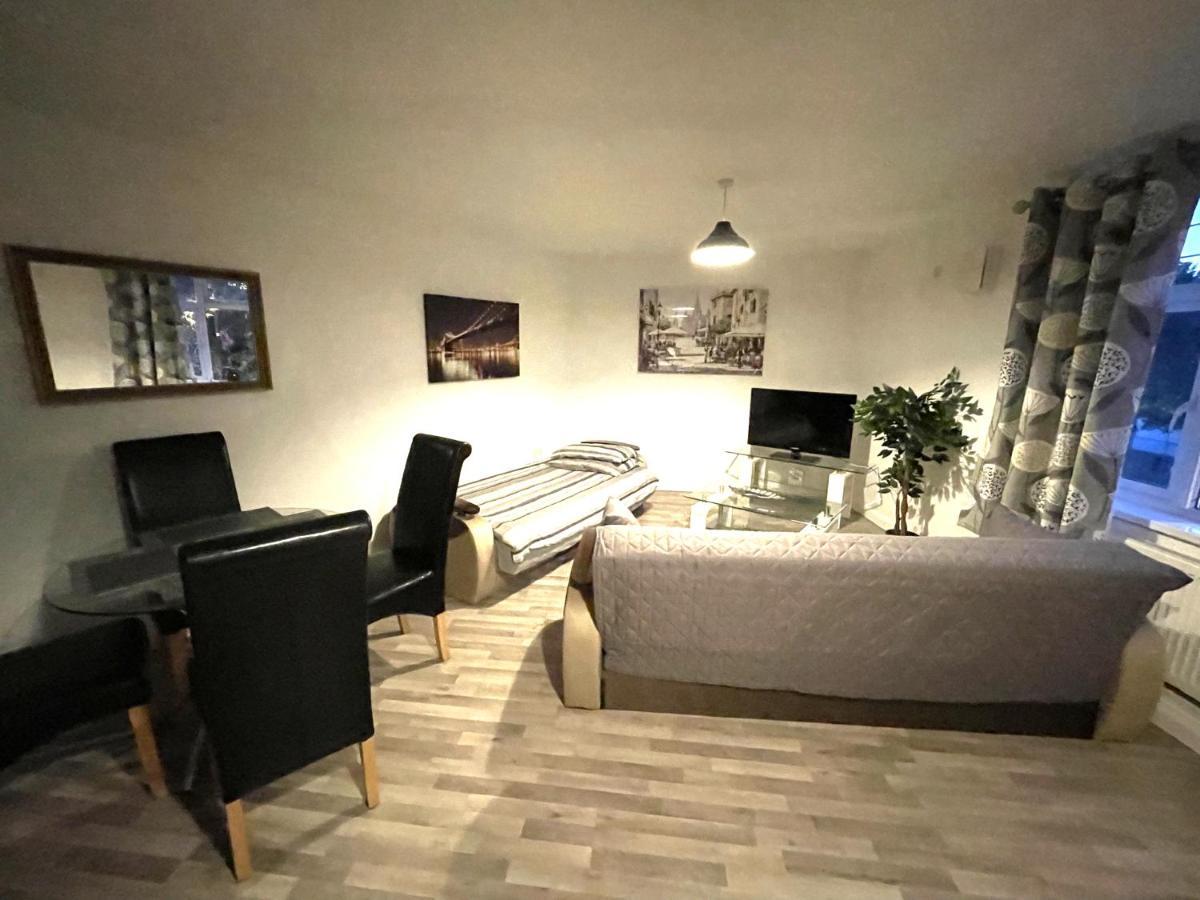 Deluxe 1-Bedroom Serviced Apartment Sleeps 4 For Short Or Long Stay Gillingham  Exterior foto