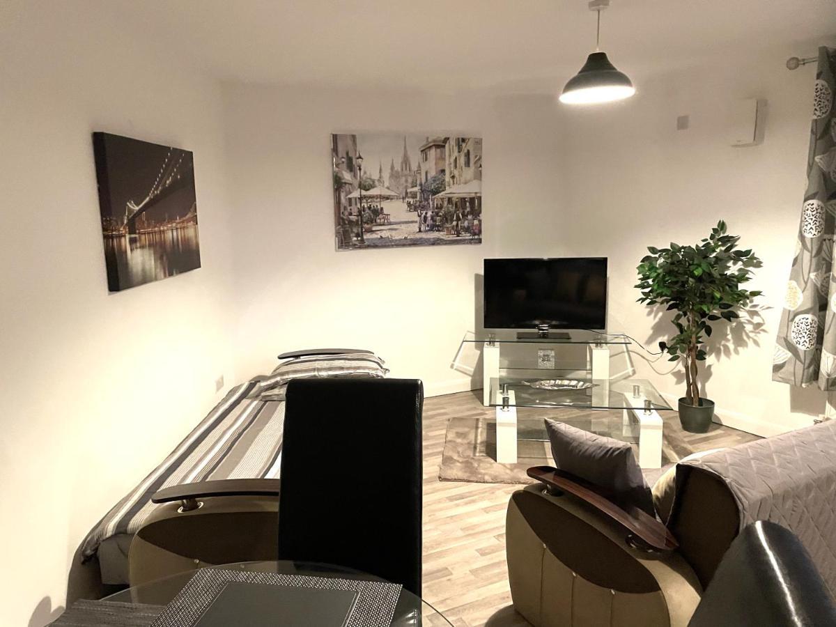 Deluxe 1-Bedroom Serviced Apartment Sleeps 4 For Short Or Long Stay Gillingham  Exterior foto