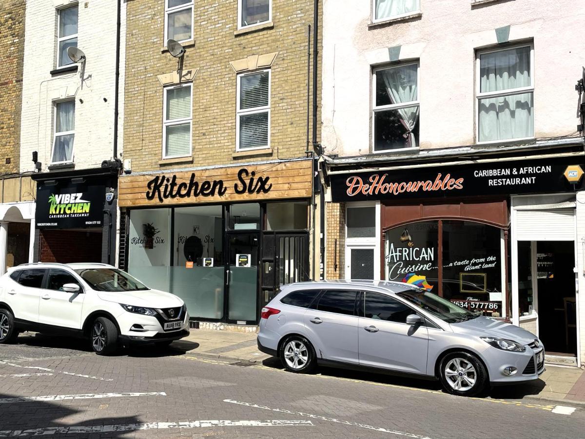 Deluxe 1-Bedroom Serviced Apartment Sleeps 4 For Short Or Long Stay Gillingham  Exterior foto