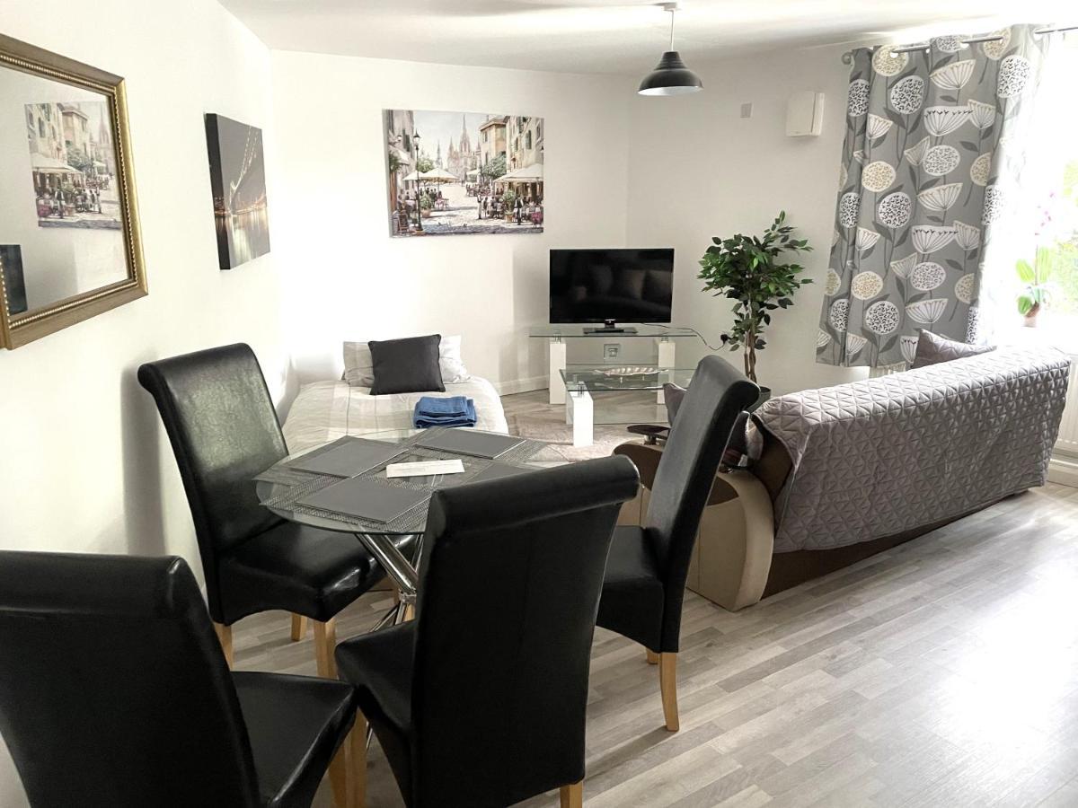 Deluxe 1-Bedroom Serviced Apartment Sleeps 4 For Short Or Long Stay Gillingham  Exterior foto