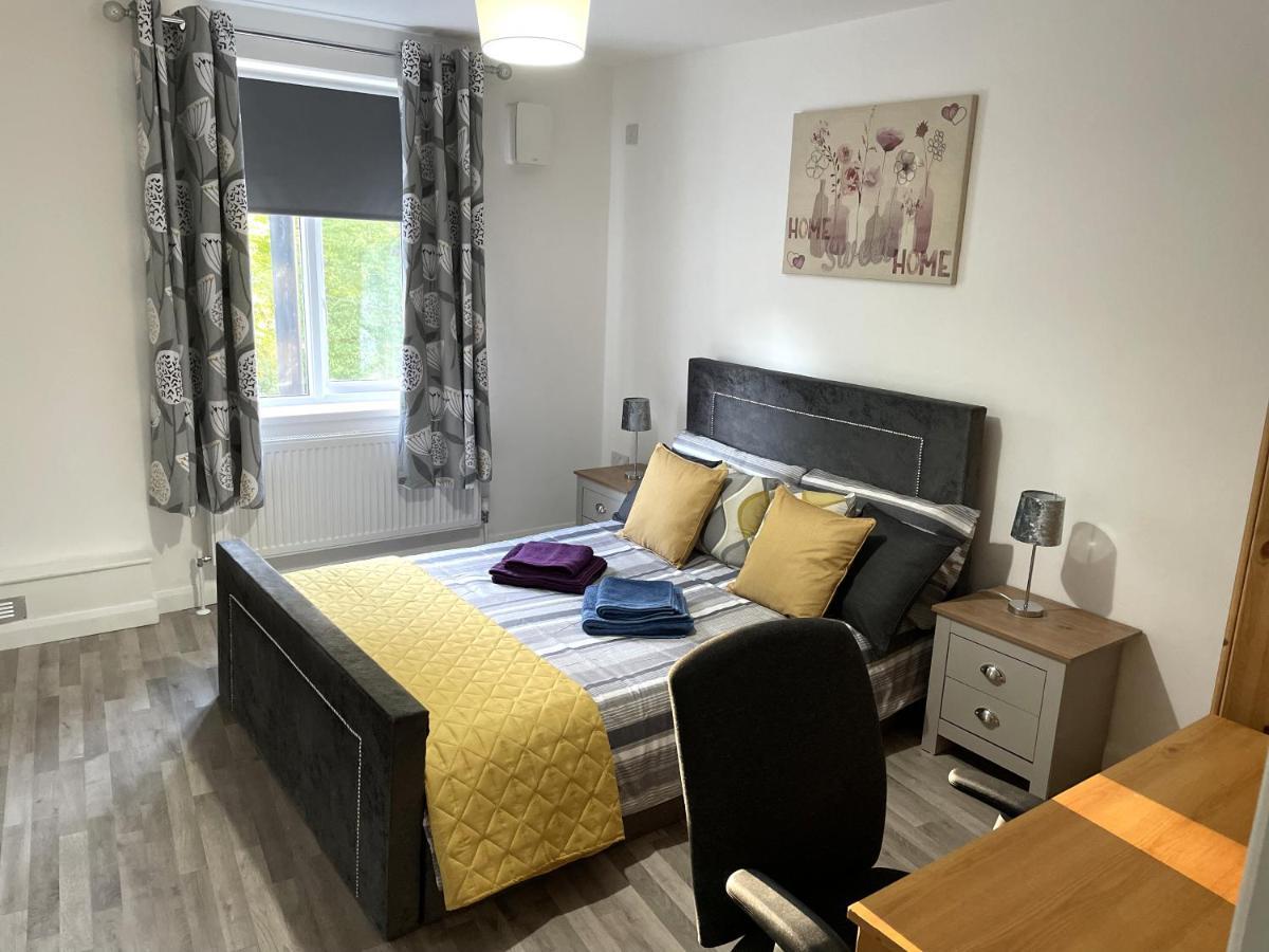 Deluxe 1-Bedroom Serviced Apartment Sleeps 4 For Short Or Long Stay Gillingham  Exterior foto