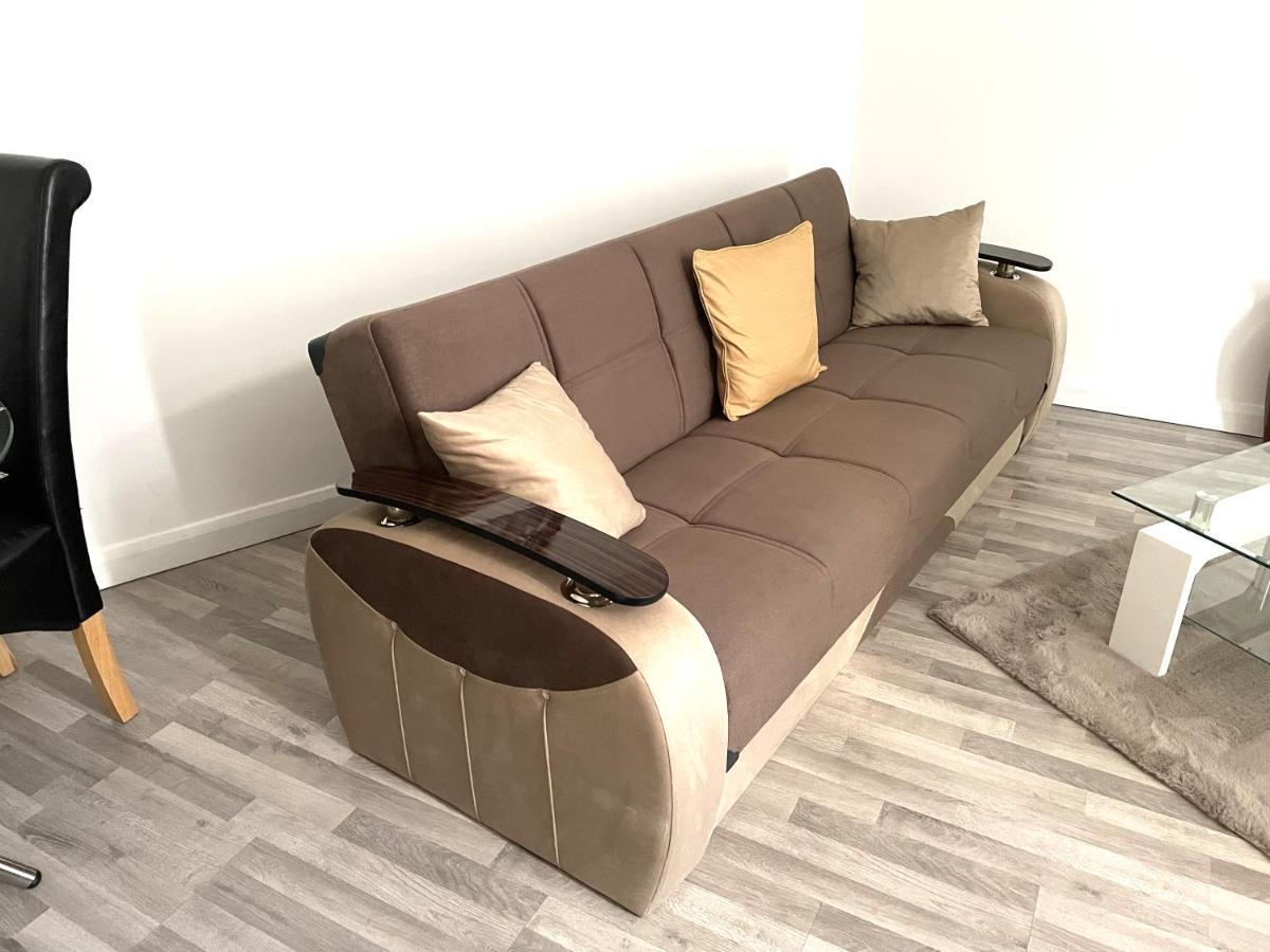 Deluxe 1-Bedroom Serviced Apartment Sleeps 4 For Short Or Long Stay Gillingham  Exterior foto