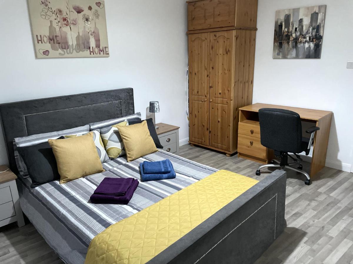 Deluxe 1-Bedroom Serviced Apartment Sleeps 4 For Short Or Long Stay Gillingham  Exterior foto