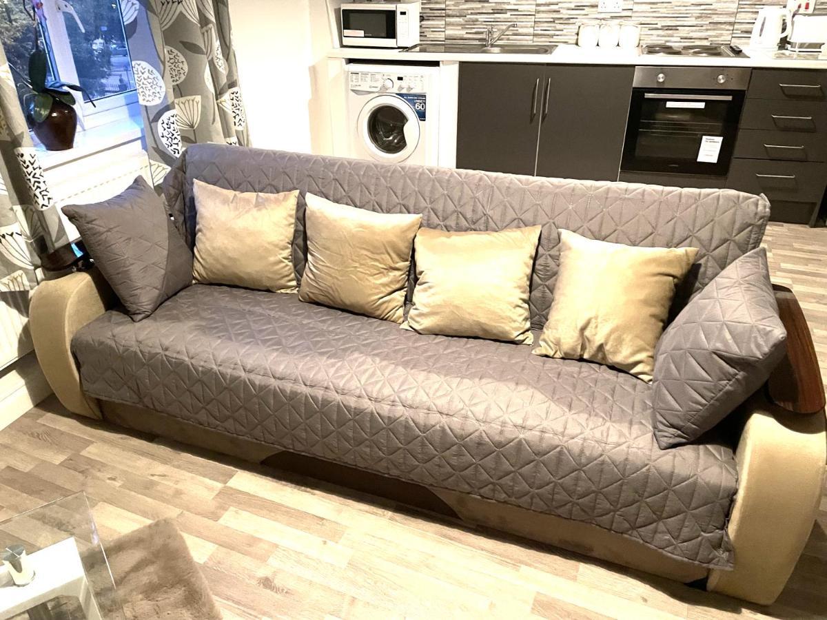 Deluxe 1-Bedroom Serviced Apartment Sleeps 4 For Short Or Long Stay Gillingham  Exterior foto