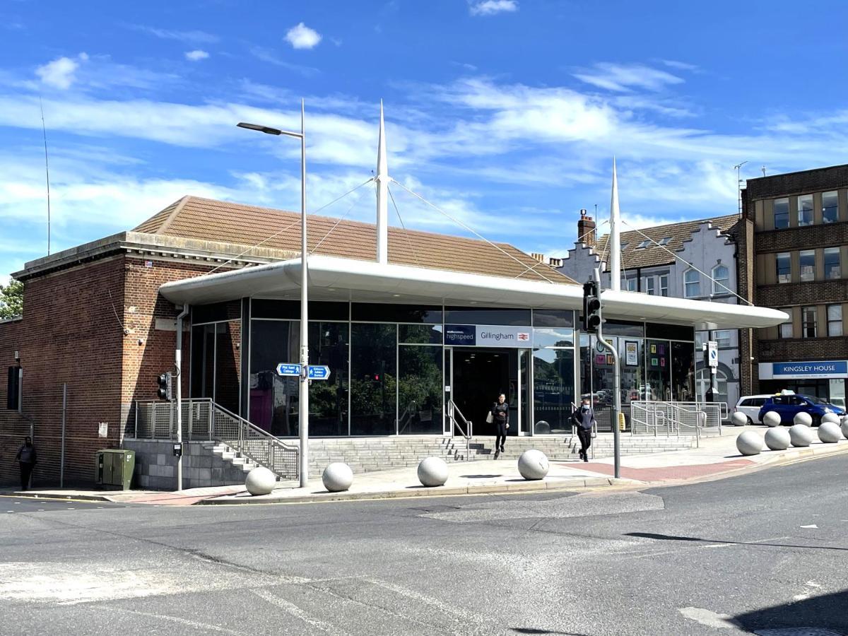 Deluxe 1-Bedroom Serviced Apartment Sleeps 4 For Short Or Long Stay Gillingham  Exterior foto