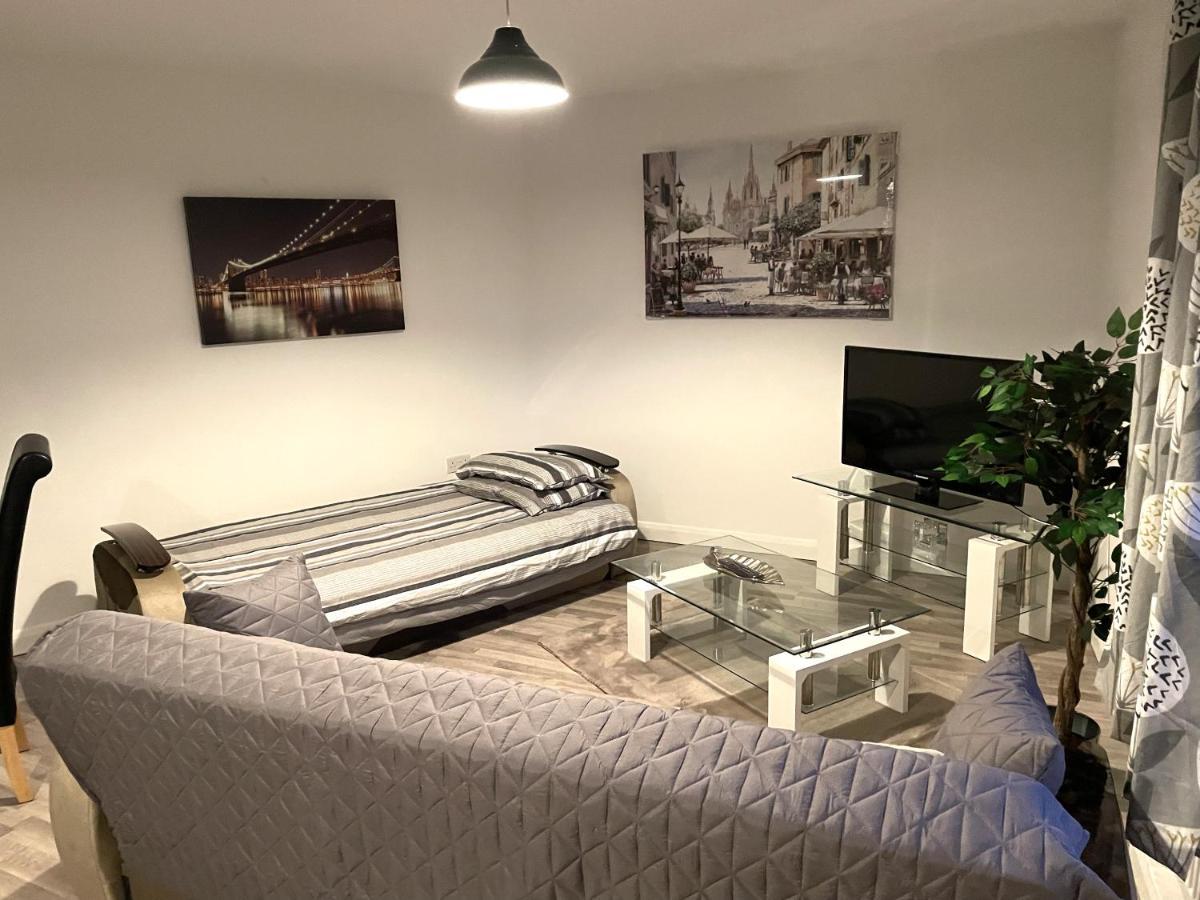 Deluxe 1-Bedroom Serviced Apartment Sleeps 4 For Short Or Long Stay Gillingham  Exterior foto
