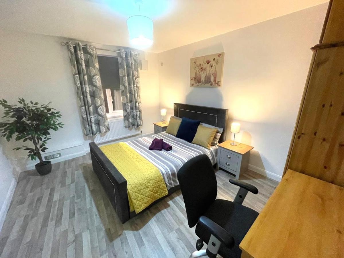 Deluxe 1-Bedroom Serviced Apartment Sleeps 4 For Short Or Long Stay Gillingham  Exterior foto