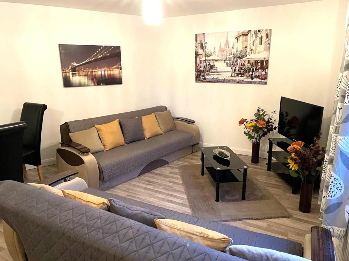Deluxe 1-Bedroom Serviced Apartment Sleeps 4 For Short Or Long Stay Gillingham  Exterior foto