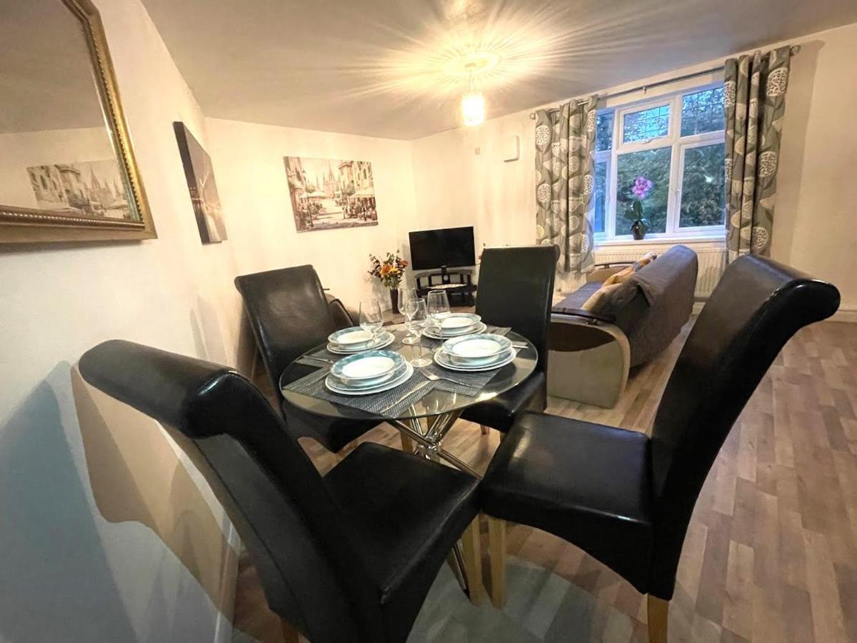 Deluxe 1-Bedroom Serviced Apartment Sleeps 4 For Short Or Long Stay Gillingham  Exterior foto