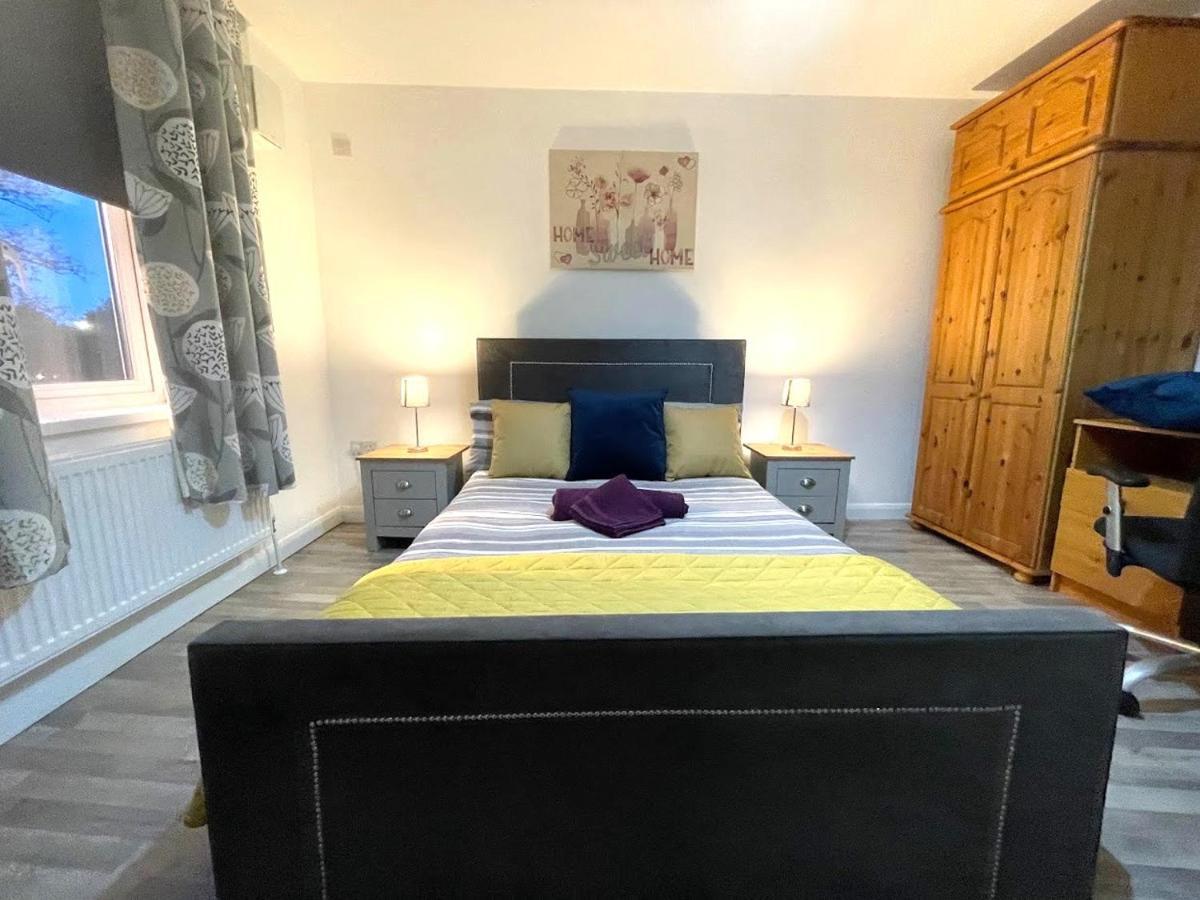 Deluxe 1-Bedroom Serviced Apartment Sleeps 4 For Short Or Long Stay Gillingham  Exterior foto