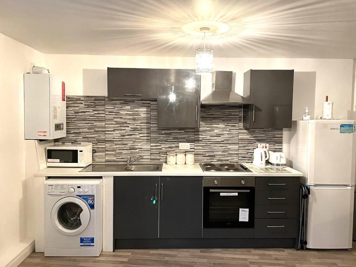 Deluxe 1-Bedroom Serviced Apartment Sleeps 4 For Short Or Long Stay Gillingham  Exterior foto