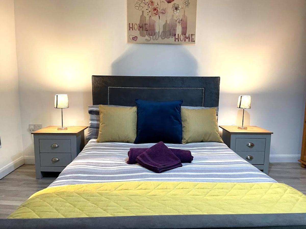 Deluxe 1-Bedroom Serviced Apartment Sleeps 4 For Short Or Long Stay Gillingham  Exterior foto
