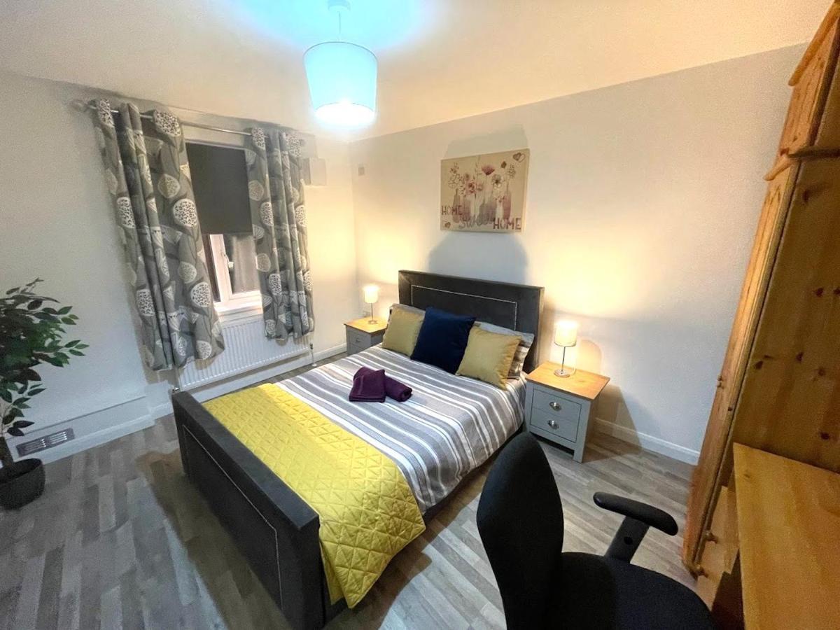 Deluxe 1-Bedroom Serviced Apartment Sleeps 4 For Short Or Long Stay Gillingham  Exterior foto