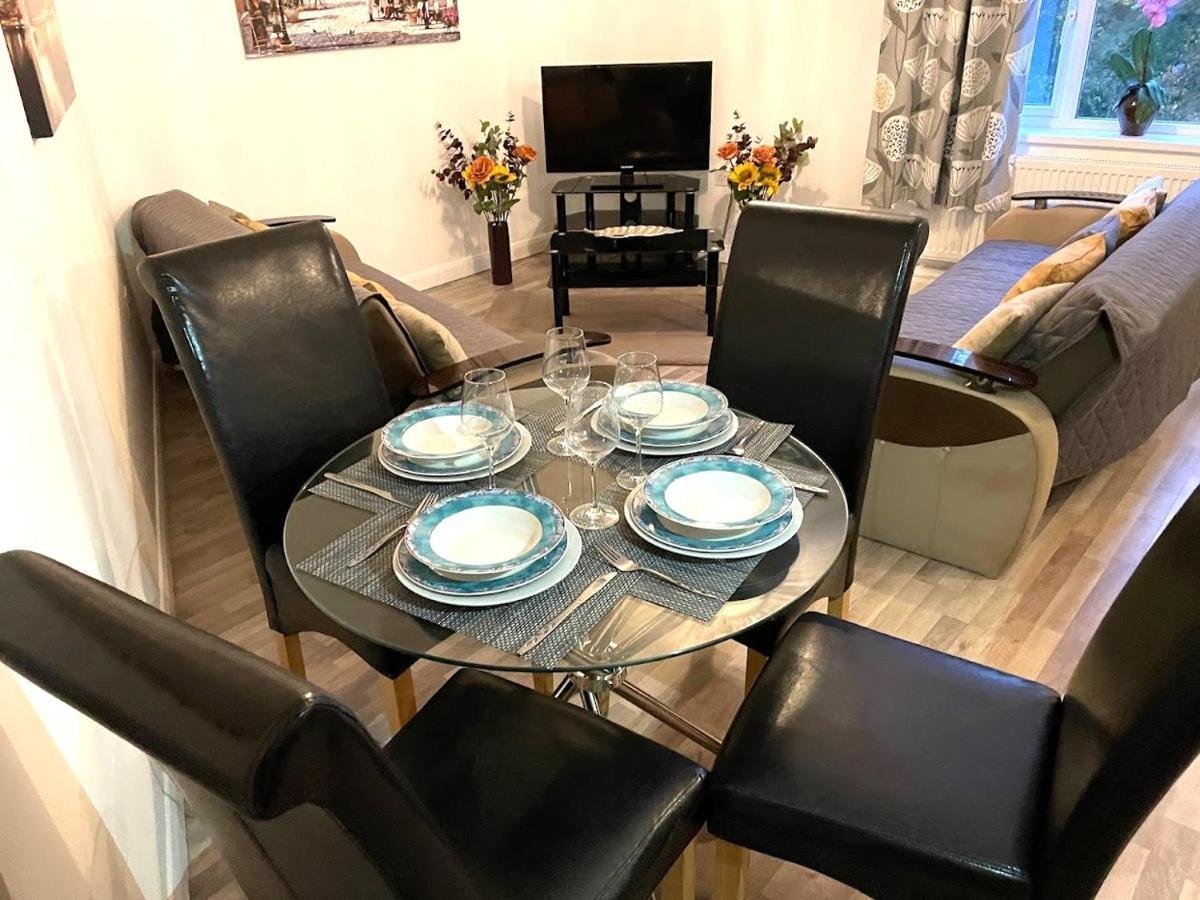 Deluxe 1-Bedroom Serviced Apartment Sleeps 4 For Short Or Long Stay Gillingham  Exterior foto