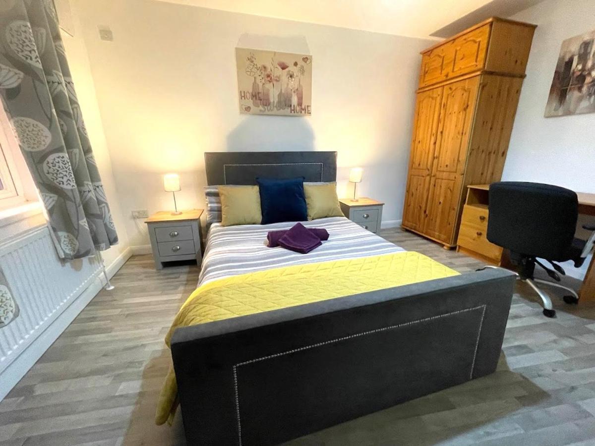 Deluxe 1-Bedroom Serviced Apartment Sleeps 4 For Short Or Long Stay Gillingham  Exterior foto