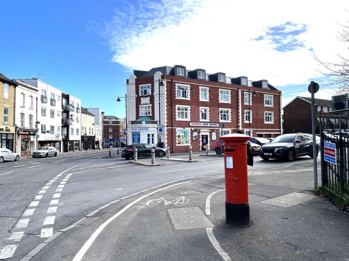 Deluxe 1-Bedroom Serviced Apartment Sleeps 4 For Short Or Long Stay Gillingham  Exterior foto